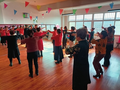 “没想到老了还能当上大学生”休闲区蓝鸢梦想 - Www.slyday.coM