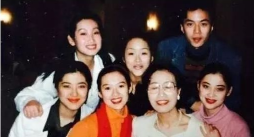 中年离婚又曾绯闻缠身，如今46岁的她是怎么从“保姆”活成“公主”的？休闲区蓝鸢梦想 - Www.slyday.coM