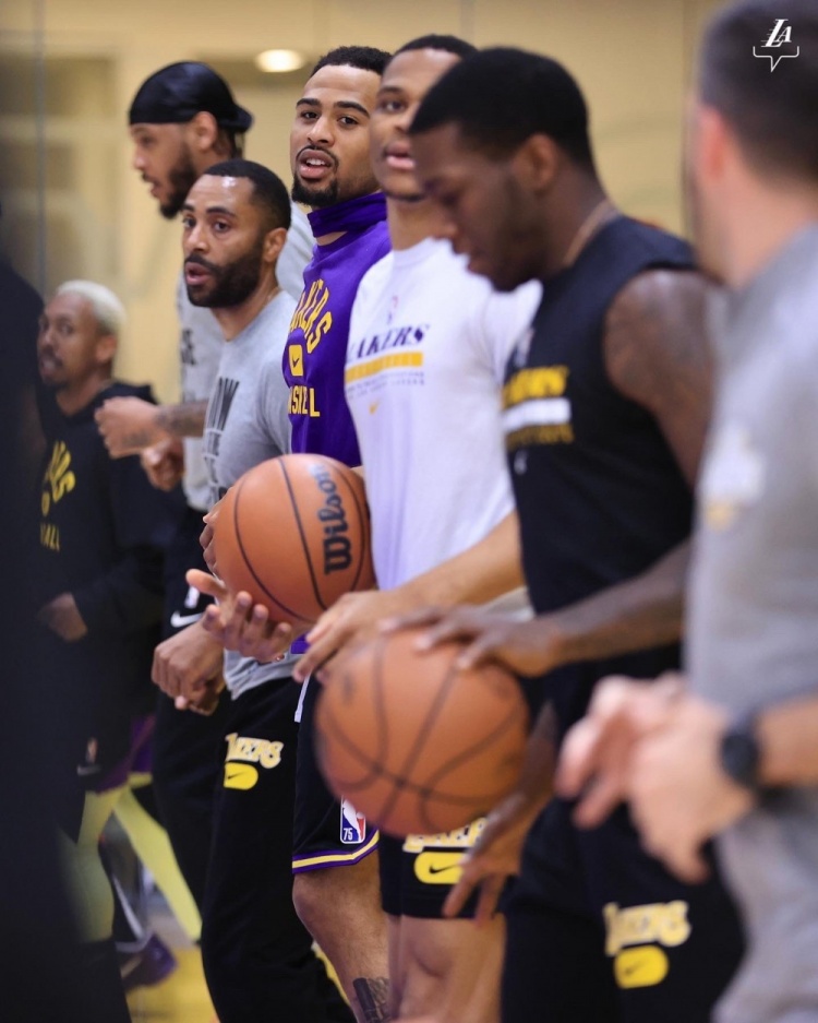 湖人官推晒球队训练照:众人表情轻松|湖人|爵士|湖人队_新浪新闻