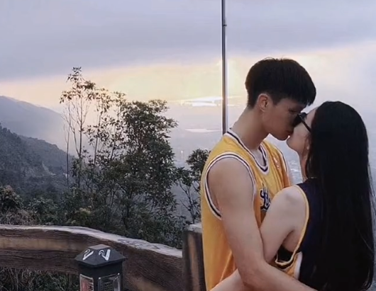 赵锦洋女友官宣双方相爱3年拥抱亲吻太甜压力给到赵睿这边