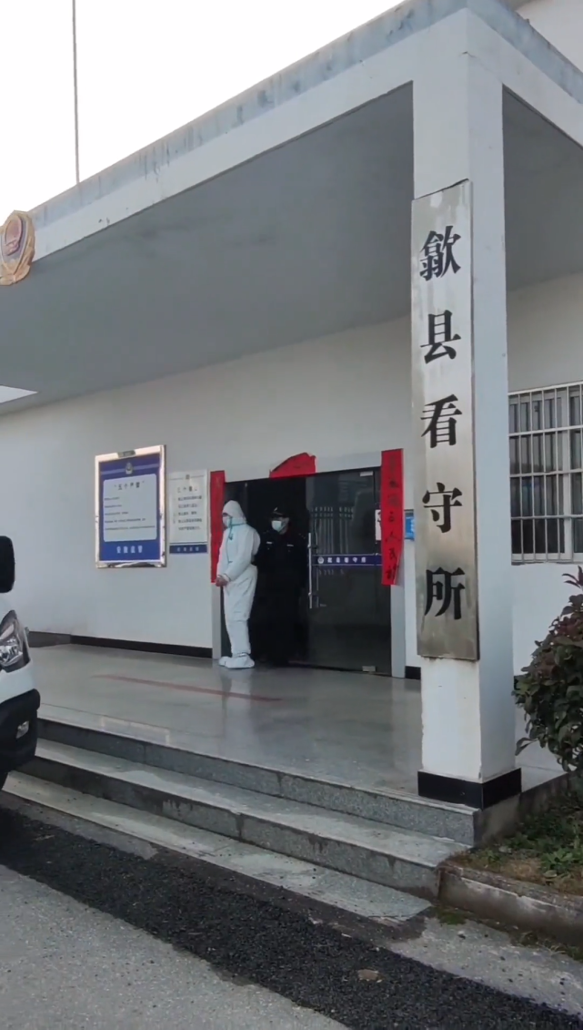 国内男歌手涉电信诈骗被捕,现场画面曝光,众多艺人躺枪休闲区蓝鸢梦想 - Www.slyday.coM 国内男歌手涉电信诈骗被捕,现场画面曝光,众多艺人躺枪休闲区蓝鸢梦想 - Www.slyday.coM