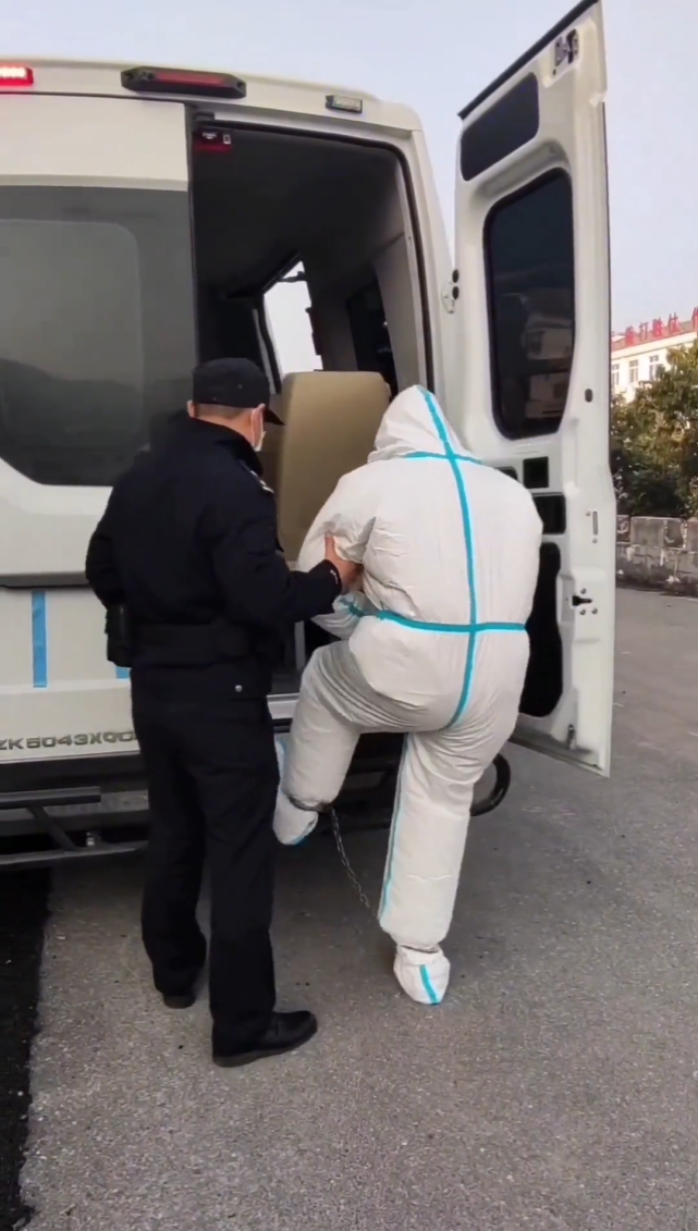 国内男歌手涉电信诈骗被捕,现场画面曝光,众多艺人躺枪休闲区蓝鸢梦想 - Www.slyday.coM 国内男歌手涉电信诈骗被捕,现场画面曝光,众多艺人躺枪休闲区蓝鸢梦想 - Www.slyday.coM