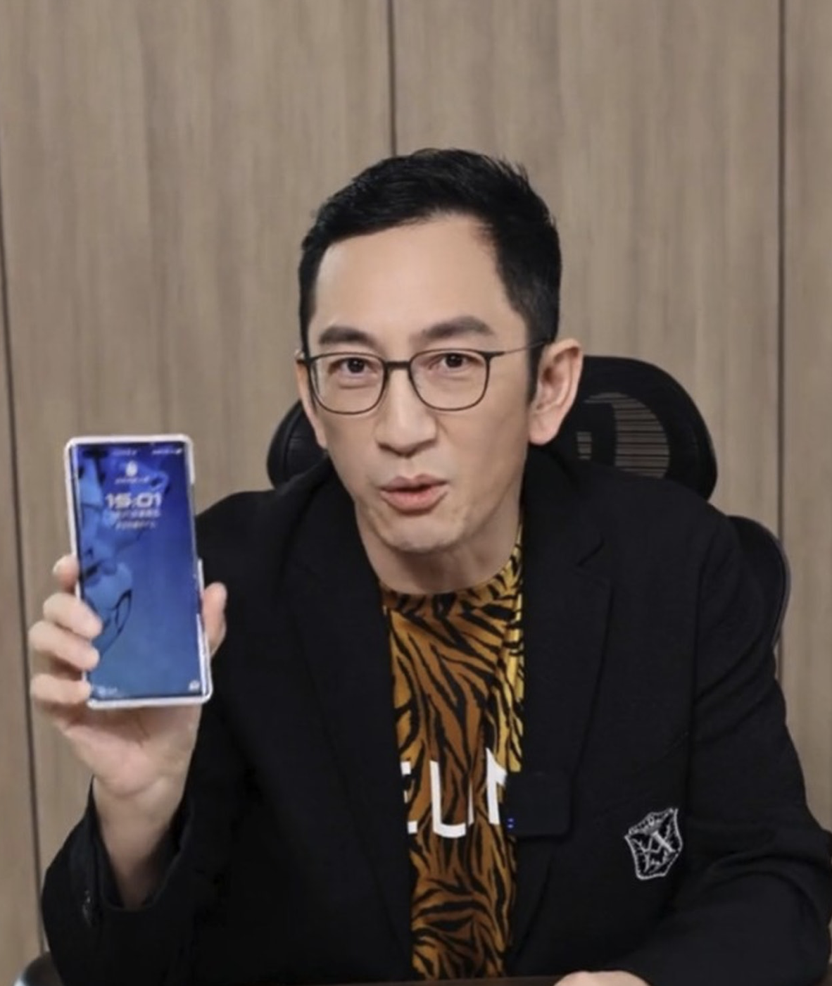 吴启华自曝已在深圳买房坦言在内地生活安心工作待遇高于tvb