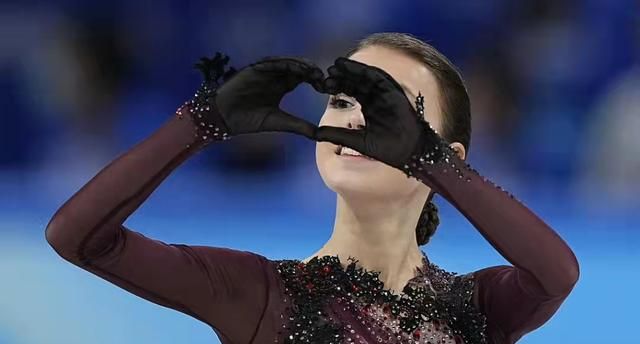 恭喜，金牌！谢尔巴科娃高举金墩墩！千金使出杀手锏：2个4F成功休闲区蓝鸢梦想 - Www.slyday.coM