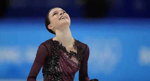 恭喜，金牌！谢尔巴科娃高举金墩墩！千金使出杀手锏：2个4F成功休闲区蓝鸢梦想 - Www.slyday.coM