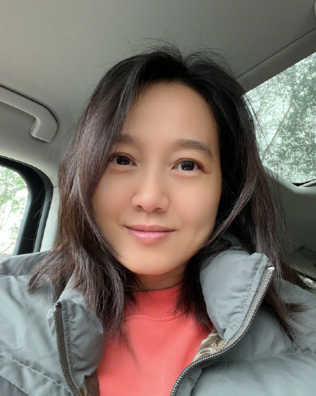 主持人朱丹晒健身照素颜出镜身材保养得当相夫教子生活很幸福