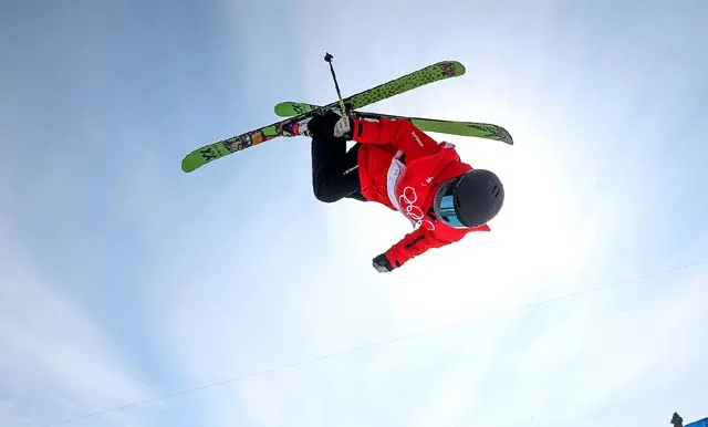 不仅情商高还懂事！谷爱凌晒与奶奶合影，金牌让给奶奶自己拿银牌休闲区蓝鸢梦想 - Www.slyday.coM