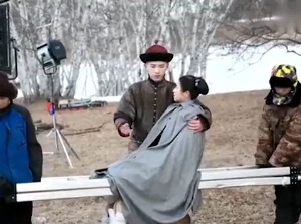 金晨被男星单手公主抱！搂脖子对视太甜蜜，穿短裤一双腿白到发光休闲区蓝鸢梦想 - Www.slyday.coM