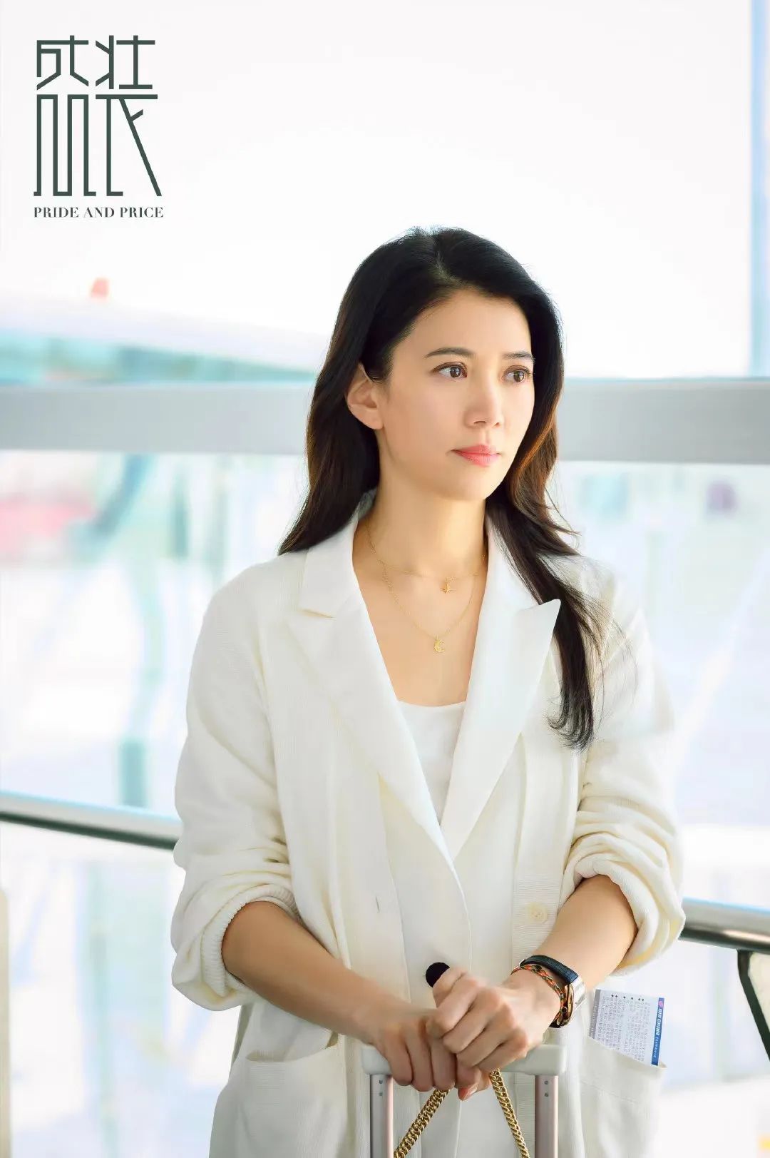 袁咏仪新剧盛装开播网友觉得装扮不时尚其实经过精心设计