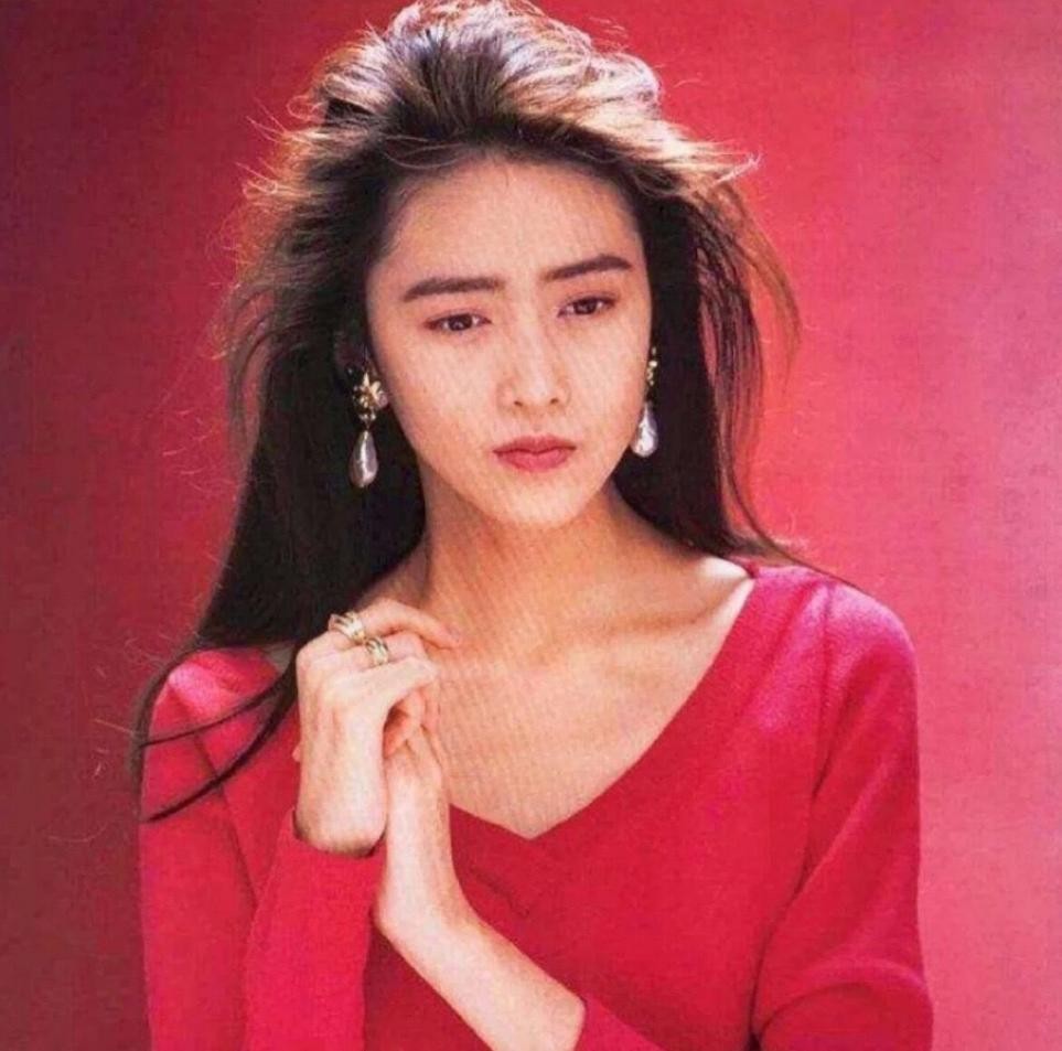 看了工藤静香80年代的穿搭突然明白时尚是个轮回也不分年龄