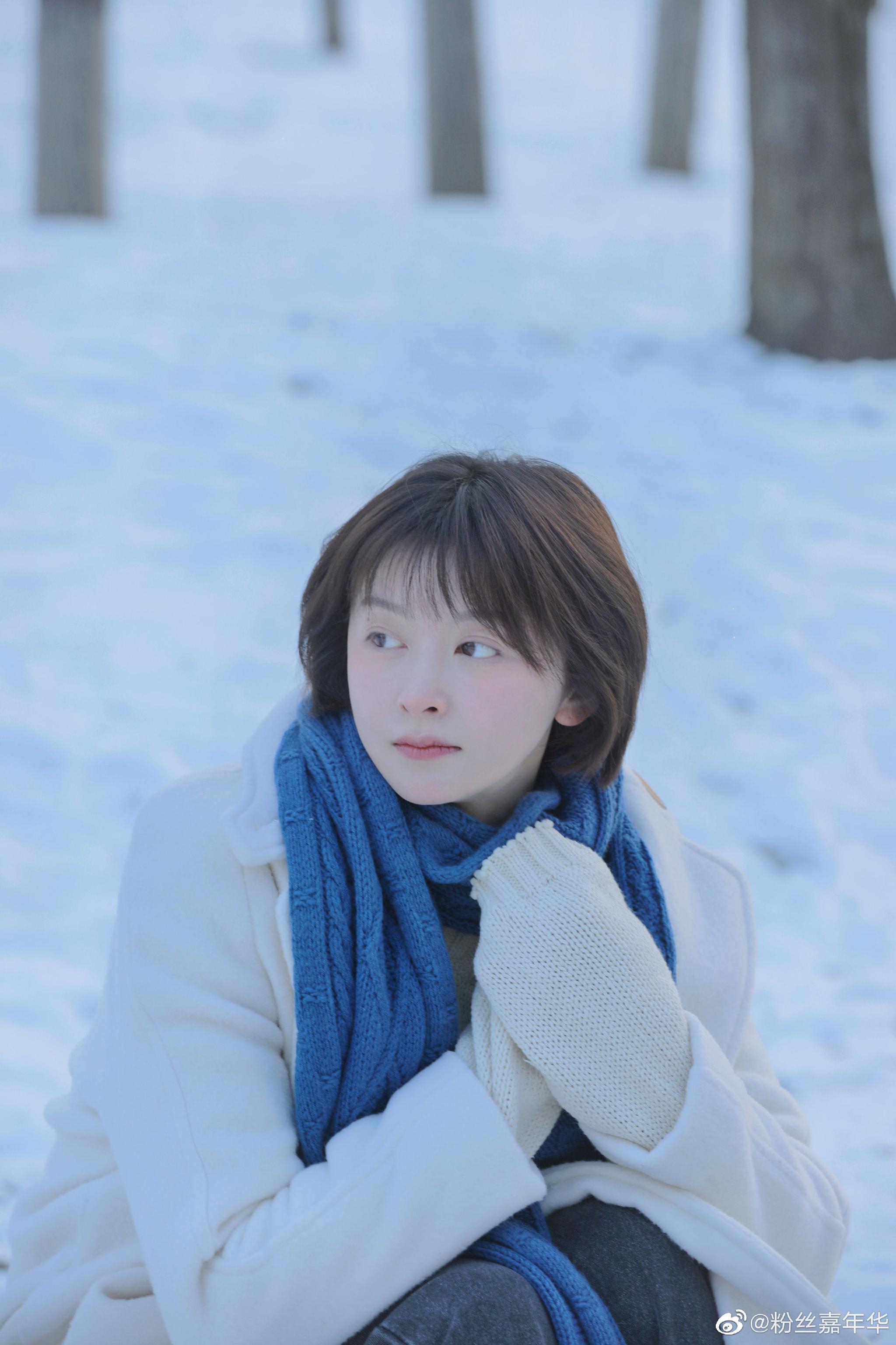 今日,演员@李萌萌-萌萌 微博发布一组雪景电影胶片感写真