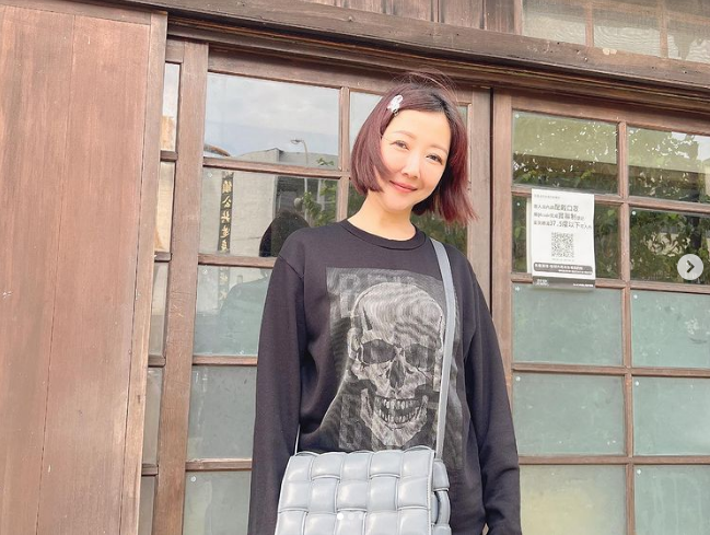 49岁余皓然晒18岁嫩照超强逆龄逆天长腿