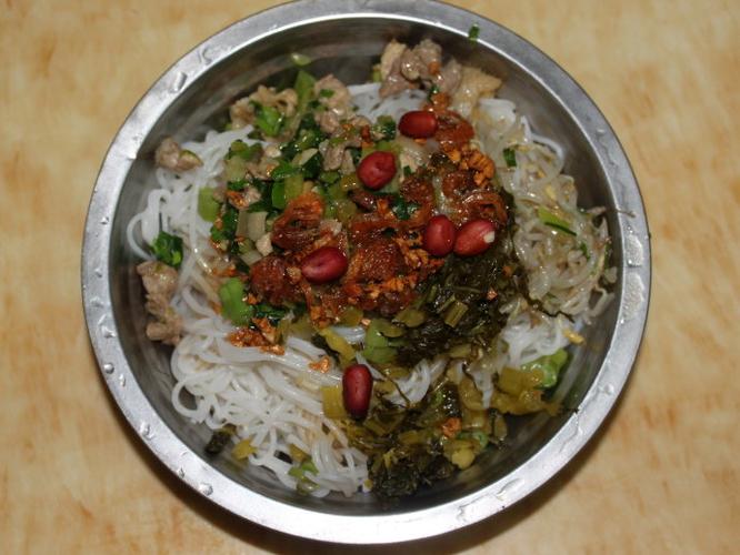 在儋州,过节或者有喜事办酒都喜欢做"米烂",村子里