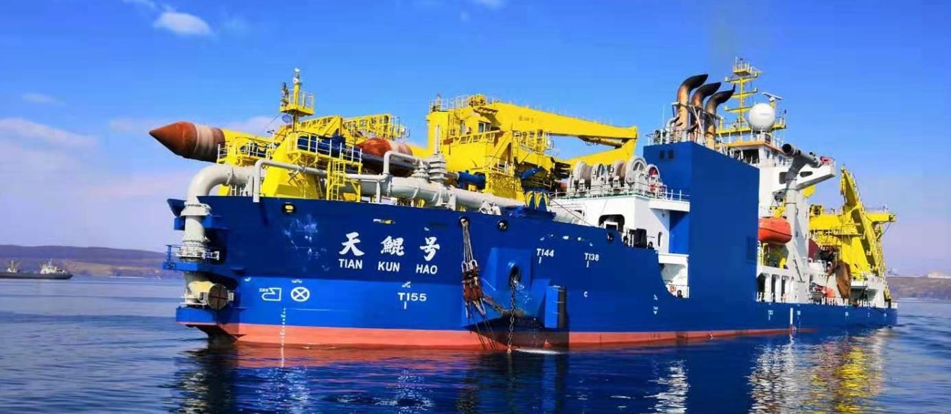 在2013到2015年,中国当时最新式的挖泥船天鲸号在南海作业了两百多天