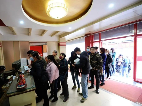 年轻人排队领结婚证,脸上洋溢着幸福,而我也在排队领我的离婚证