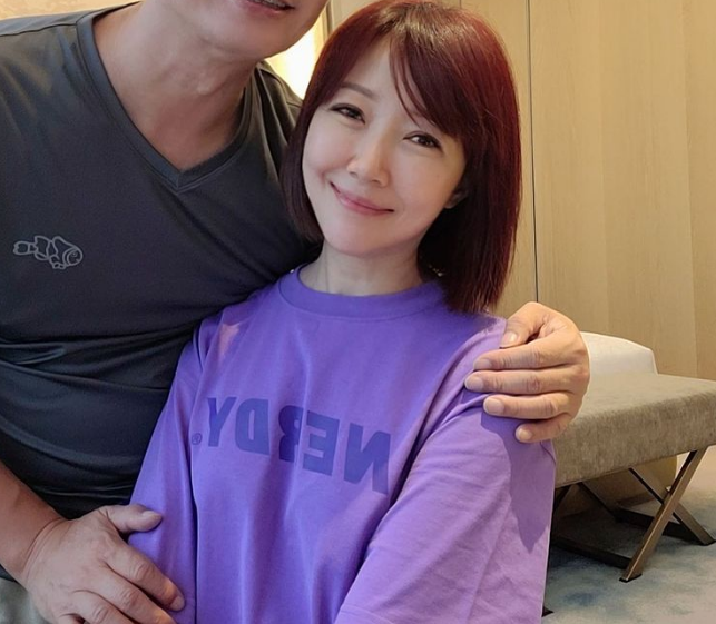 49岁余皓然晒18岁嫩照超强逆龄逆天长腿