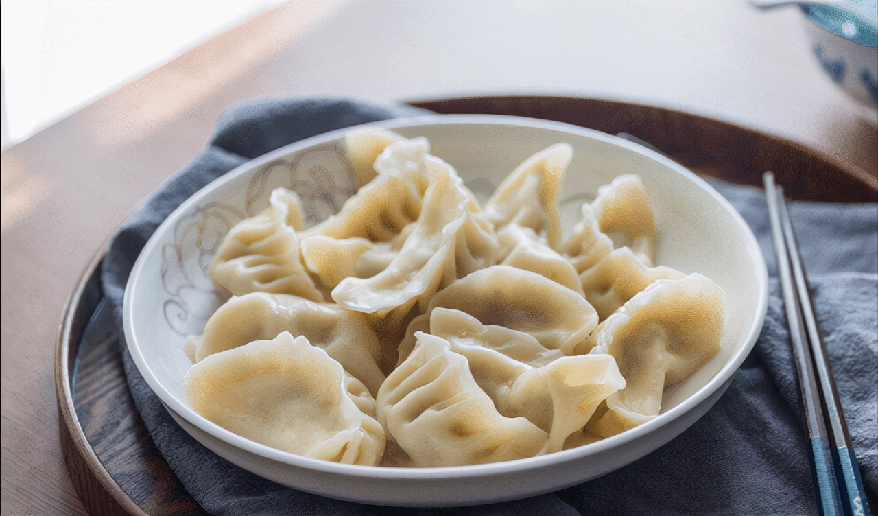 自己在家煮速凍餃子很容易破皮露餡,而且餃子煮好了吃起來也一點不