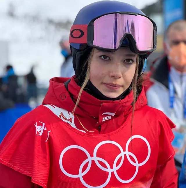 不仅情商高还懂事！谷爱凌晒与奶奶合影，金牌让给奶奶自己拿银牌休闲区蓝鸢梦想 - Www.slyday.coM