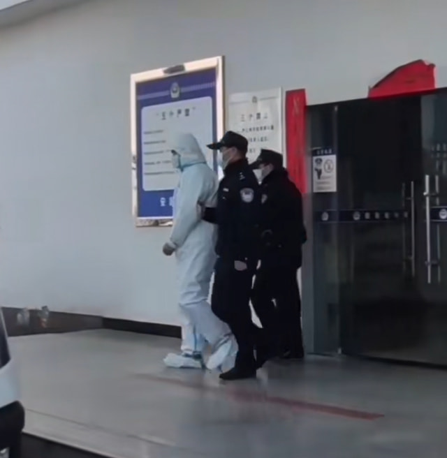 男歌手涉电信诈骗被捕，或面临3年有期徒刑，现场画面曝光引热议休闲区蓝鸢梦想 - Www.slyday.coM