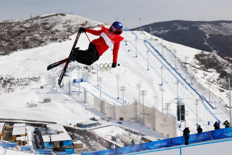 中国队选手谷爱凌两轮轻取超高分,绝对优势晋级U型池决赛休闲区蓝鸢梦想 - Www.slyday.coM 中国队选手谷爱凌两轮轻取超高分,绝对优势晋级U型池决赛休闲区蓝鸢梦想 - Www.slyday.coM
