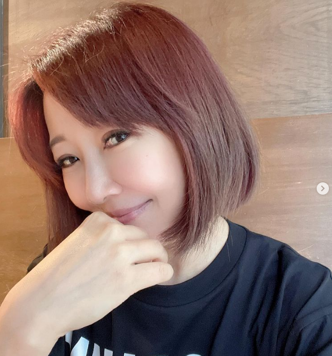 49岁余皓然晒18岁嫩照超强逆龄逆天长腿