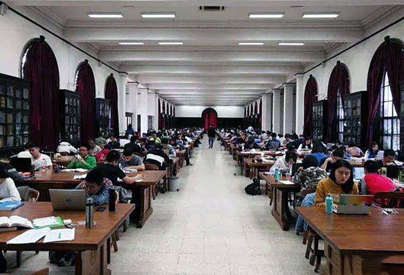虽然已经到深夜,但是馆内依然是灯火通明,来自世界各国的大学生都在安