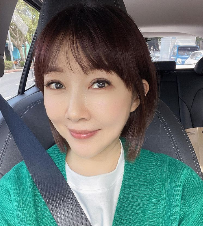 49岁余皓然晒18岁嫩照超强逆龄逆天长腿