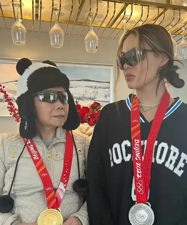 不仅情商高还懂事！谷爱凌晒与奶奶合影，金牌让给奶奶自己拿银牌休闲区蓝鸢梦想 - Www.slyday.coM