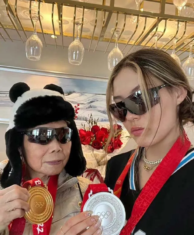 不仅情商高还懂事！谷爱凌晒与奶奶合影，金牌让给奶奶自己拿银牌休闲区蓝鸢梦想 - Www.slyday.coM