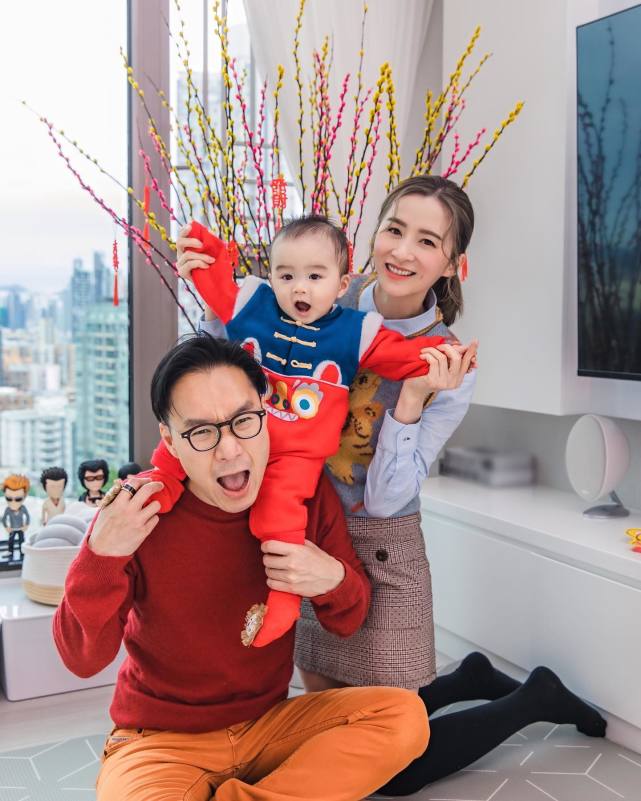 前tvb女艺人沈卓盈晒一家三口全家福庆祝结婚3周年
