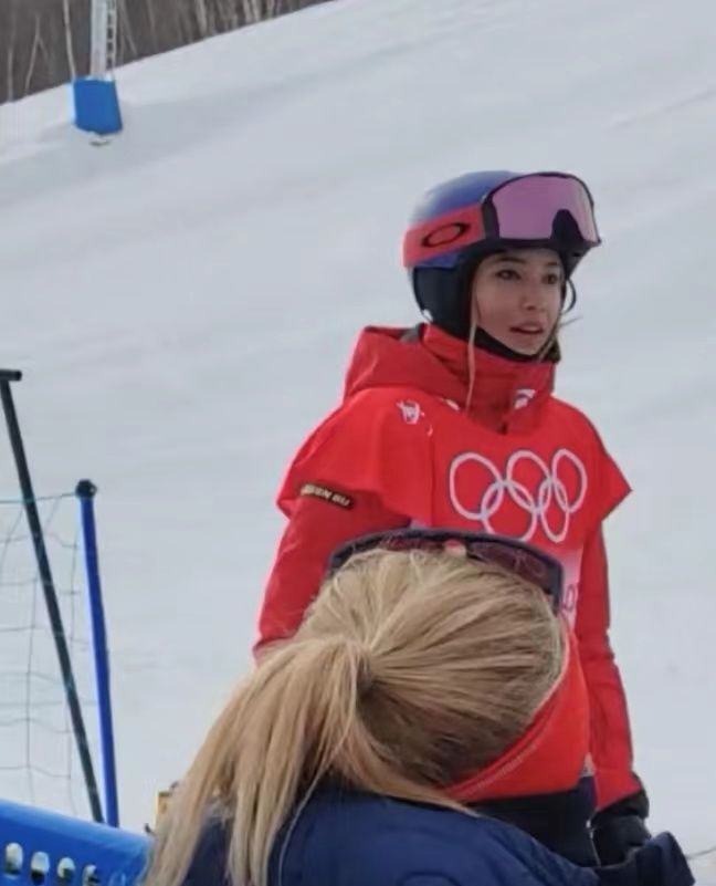 谷爱凌找不到妈妈慌了，四处询问，打10个电话没通：不知道在干啥休闲区蓝鸢梦想 - Www.slyday.coM