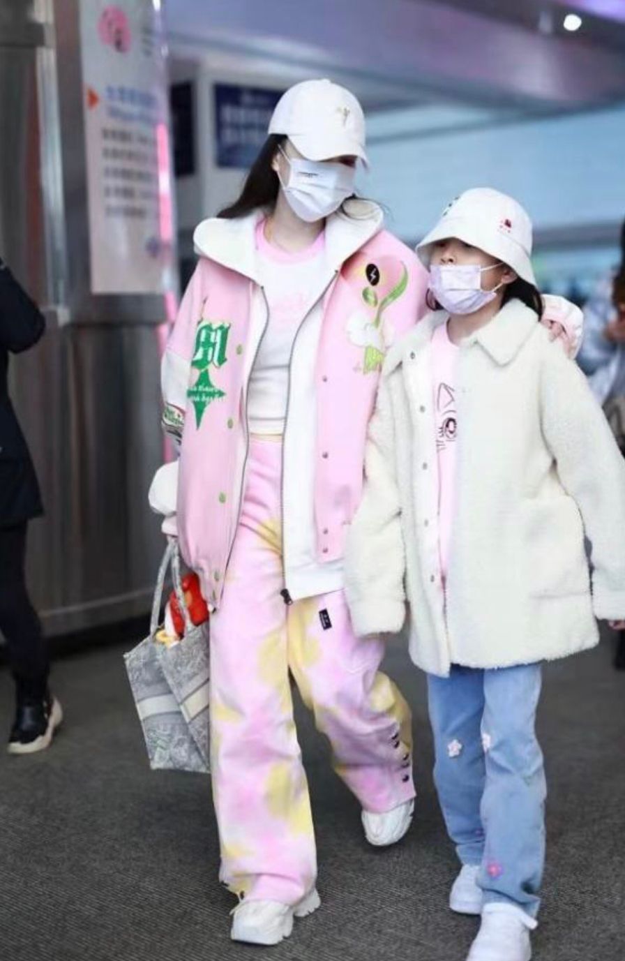李小璐带女儿走机场穿粉色嘻哈风真时髦9岁甜馨已高过她肩膀