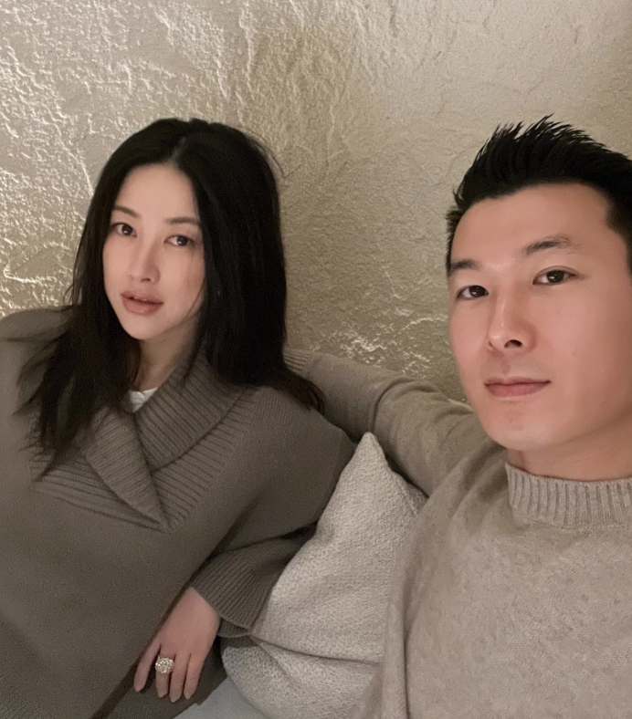 朱珠晒合影为丈夫庆祝36岁生日与王昀佳甜蜜依偎互相隔空示爱