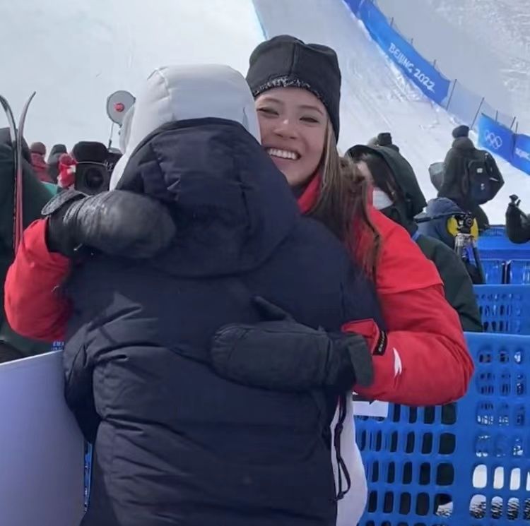 谷爱凌找不到妈妈慌了，四处询问，打10个电话没通：不知道在干啥休闲区蓝鸢梦想 - Www.slyday.coM