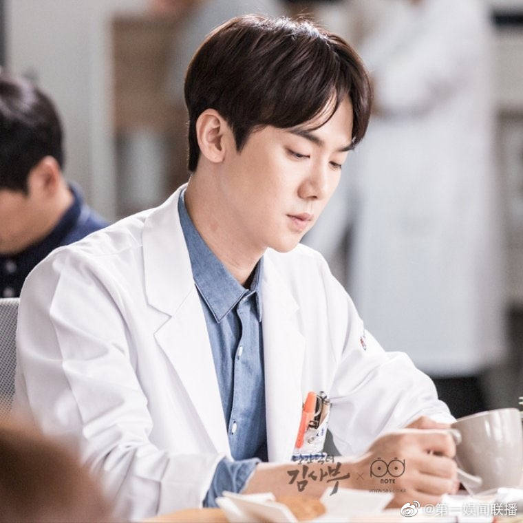 据韩媒报道称,柳演锡有望和朴敏英合作出演新剧月水金花木土!