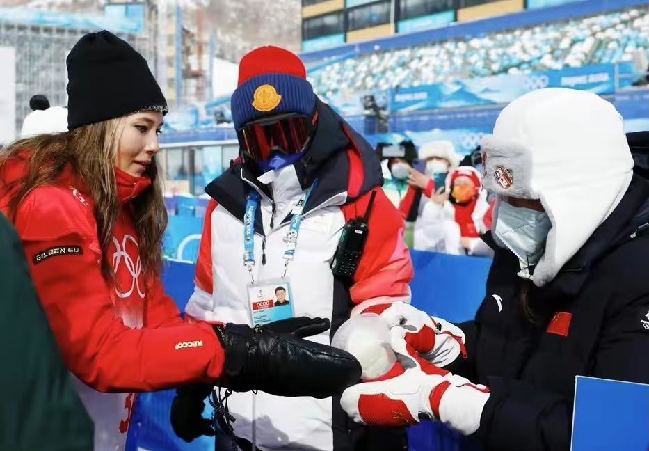 谷爱凌找不到妈妈慌了，四处询问，打10个电话没通：不知道在干啥休闲区蓝鸢梦想 - Www.slyday.coM