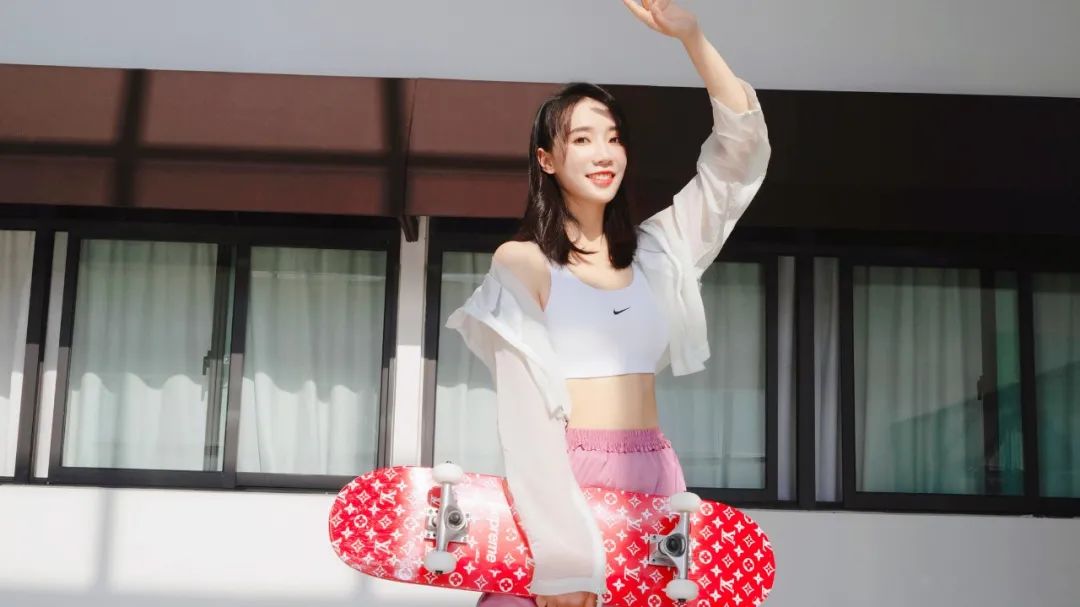 颜值身材不输一线明星还有逆天长腿舒思瑶不愧是最美裁判