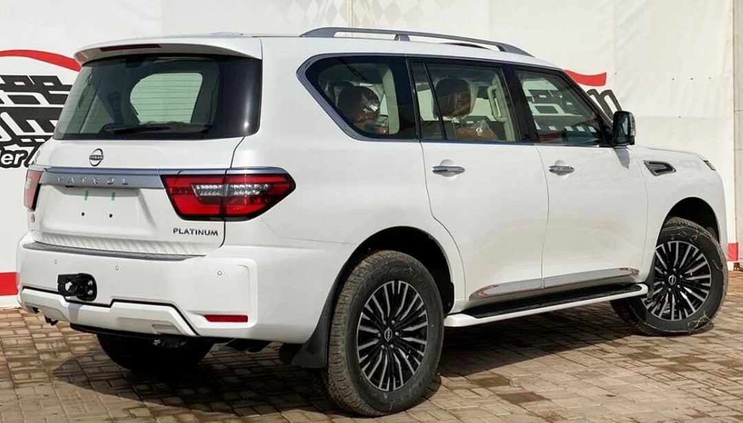 新款日产途乐海外实拍造型硬朗内饰奢华搭56v8动力