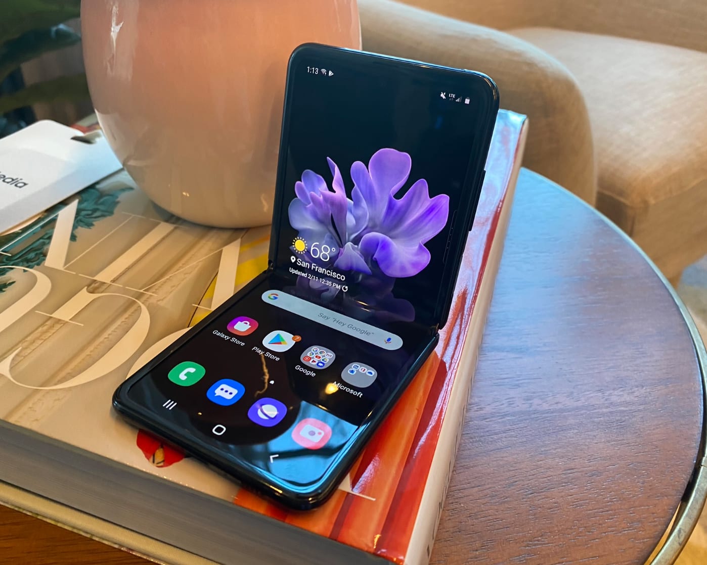 Samsung Galaxy Z Fold 5 を持ち、上部を見せている人。