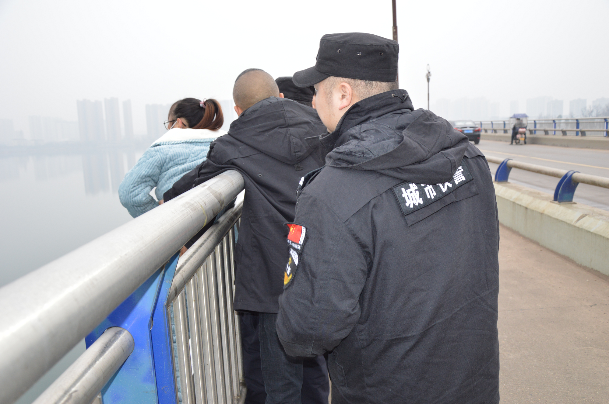 常德一女子与家人吵架后欲跳桥，人已翻过护栏，民警紧急救援休闲区蓝鸢梦想 - Www.slyday.coM