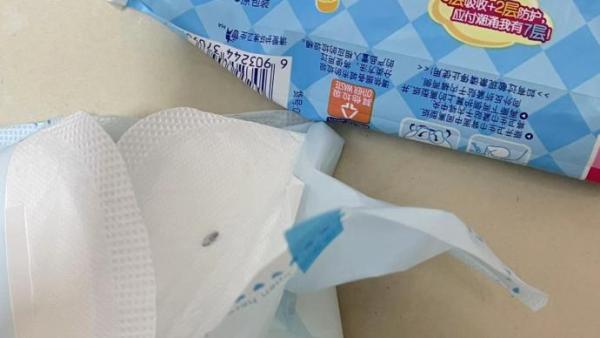 女子购买七度空间卫生巾发现内有虫卵，品牌方：赔偿500元