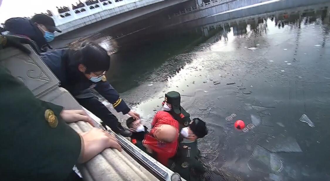 先救人!执勤武警冰河勇救落水群众