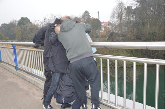常德一女子与家人吵架后欲跳桥，人已翻过护栏，民警紧急救援休闲区蓝鸢梦想 - Www.slyday.coM