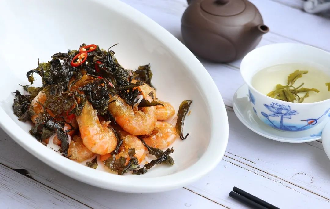 添入肴馔,将茶的悠远香气分进菜肴里,便是脱俗的创作了