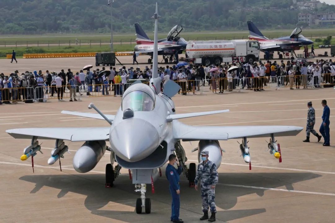 首批出口型歼-10c抵达巴基斯坦 喷涂其空军涂装亮相