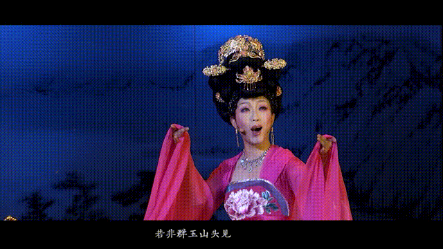 他一人独挑大梁,在台上纵贯古今,演绎了中国四大美女的传奇故事,其中