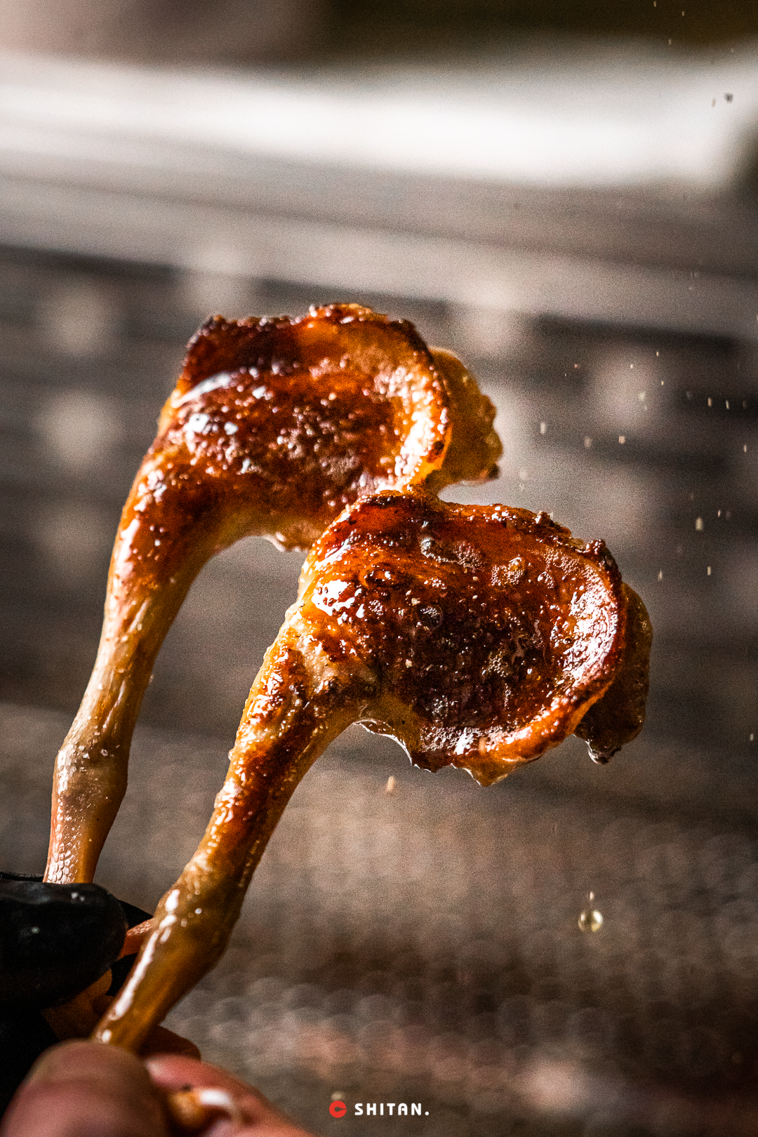 招牌鸽腿·" 招牌烧鸽 "它家的烧鸟都是每天现切现串的,采用1200°c