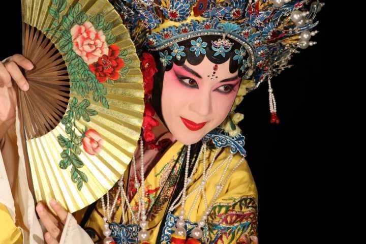 杨崑版杜丽娘也太美了！来，跟着这位昆曲顶级花旦，学一学美人执扇休闲区蓝鸢梦想 - Www.slyday.coM