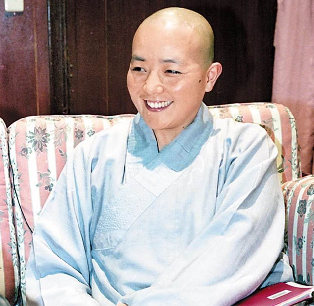 55岁王祖贤素颜现身海外寺庙穿僧袍双手合十身材发福仍优雅