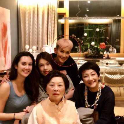 她曝光多,可能和丈夫雷礼权的画风有关,雷是九巴创始人之一雷德瑞的